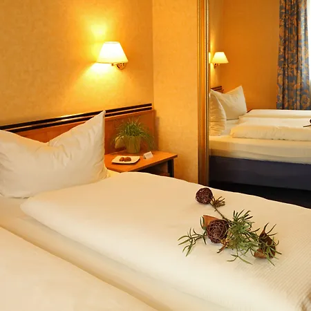 מלון Garni-hotel Goldenes Lamm Dudenhofen